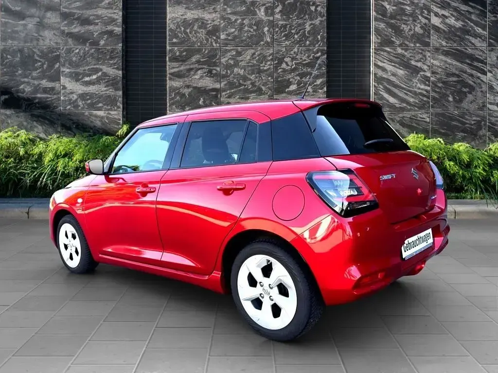 Gebraucht Suzuki Swift Comfort 83 PS (61 kW) 2025 Burning red pearl metallic Kleinwagen