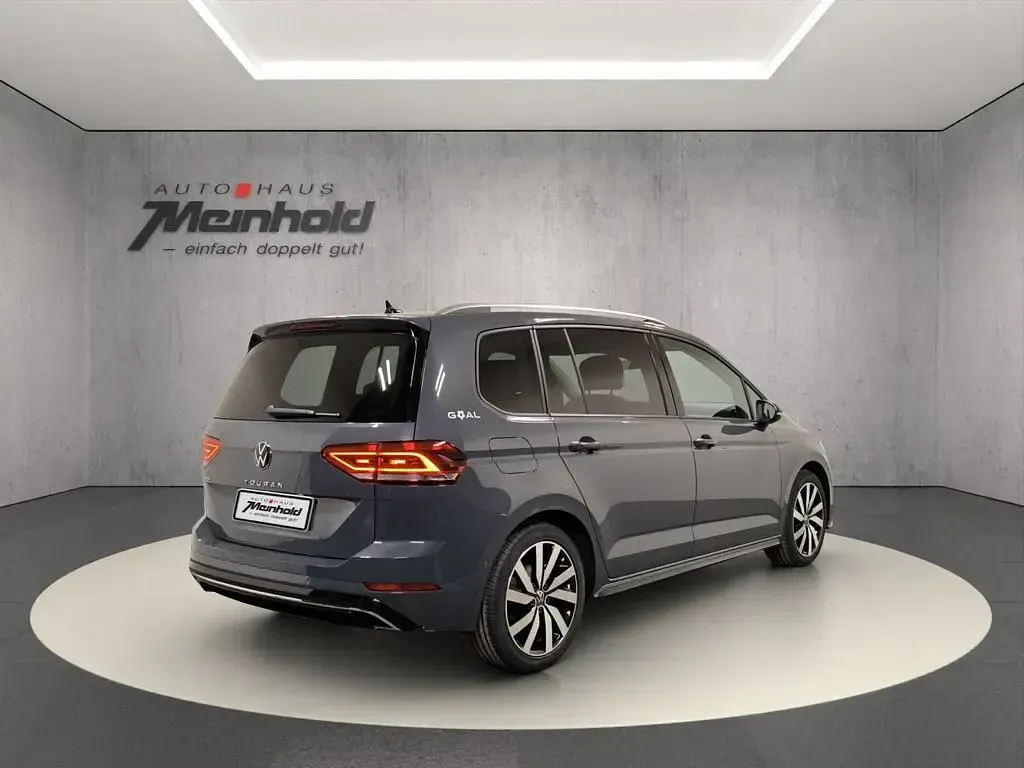 Neu VW Touran Goal 150 PS (110 kW) 2025 Delfingrau metallic Van / Kleinbus