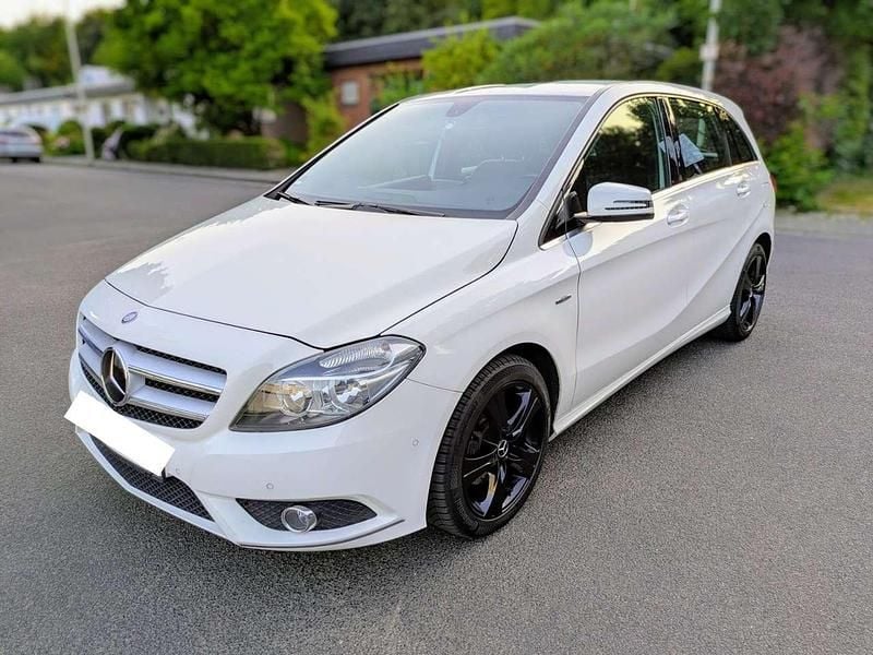 Weiß Gebraucht 2012 Mercedes B200 Sport Van / Kleinbus | 11.700 € - Bild 1/4
