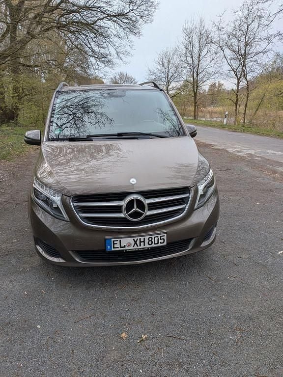 Gebraucht Mercedes V220 163 PS (119 kW) 2016 Braun Van / Kleinbus