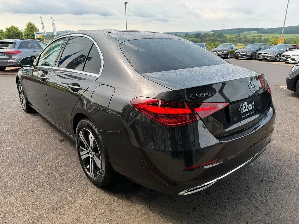 Gebraucht Mercedes C300e Avantgarde 204 PS (150 kW) 2025 Grau Limousine
