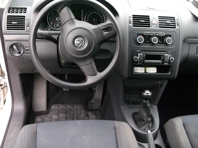 Second-hand VW Touran Trendline 105 CP (77 kW) 2011 Alb Monovolum