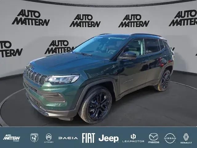 Grün Neu 2025 Jeep Compass North SUV | 41.979 € (Etwas zu teuer) - Bild 1/4
