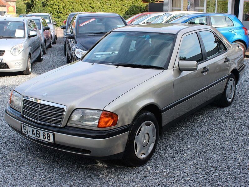 Braun Gebraucht 1994 Mercedes C180 Limousine | 5.940 € - Bild 1/4