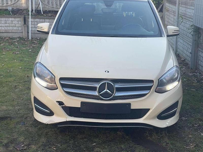 Gebraucht Mercedes B180 Edition 109 PS (80 kW) 2017 Gelb Van / Kleinbus