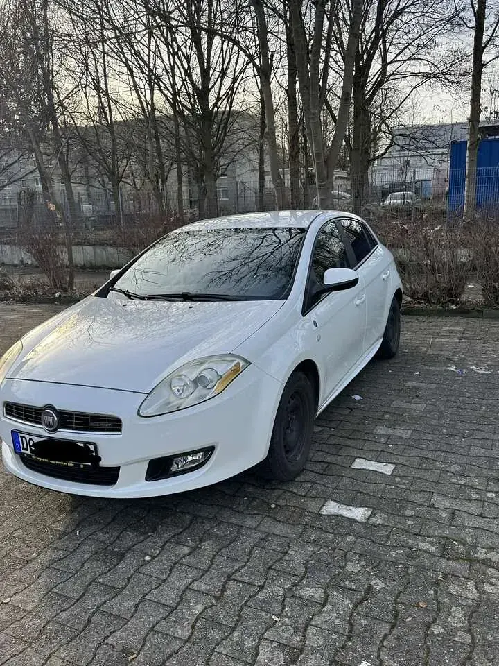 Gebraucht Fiat Bravo Dynamic 120 PS (88 kW) 2010 Weiß Kleinwagen