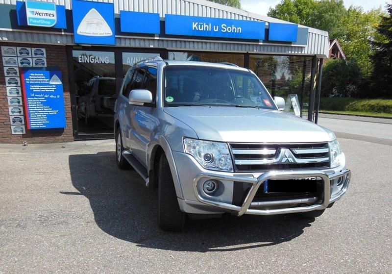 Silber Gebraucht 2011 Mitsubishi Pajero Instyle SUV | 13.980 € (Superpreis) - Bild 1/4