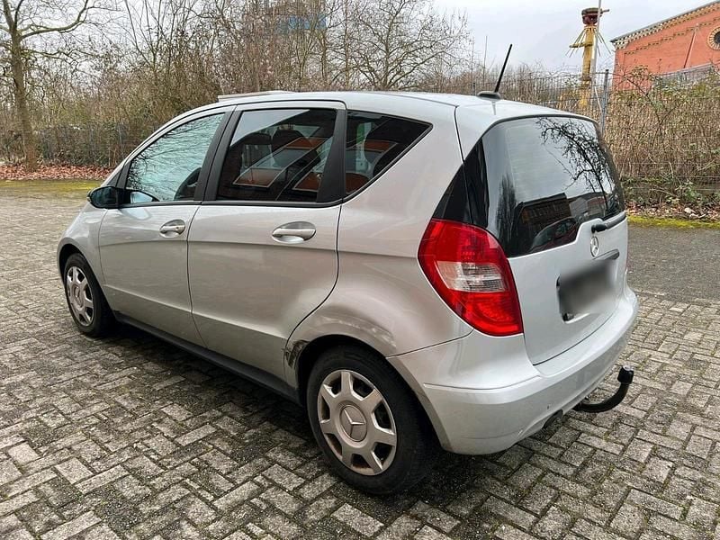 Gebraucht Mercedes A180 109 PS (80 kW) 2010 Silber Limousine