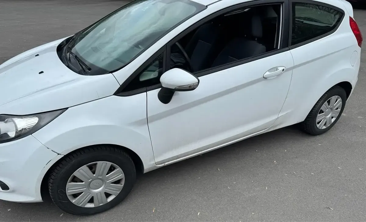 Gebraucht Ford Fiesta 60 PS (44 kW) 2011 Weiß Kleinwagen