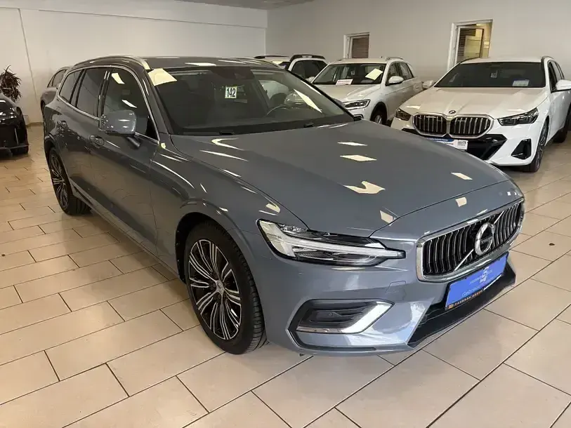 Gebraucht Volvo V60 Inscription 197 PS (144 kW) 2021 Grau Kombi