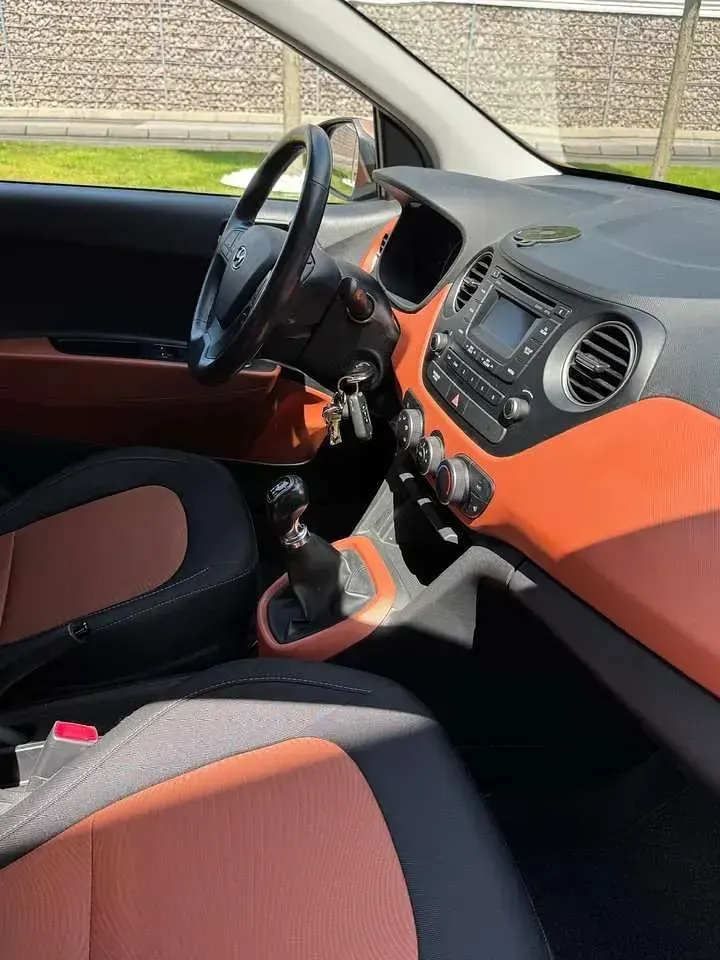 Gebraucht Hyundai i10 Edition 87 PS (63 kW) 2015 Braun Kleinwagen