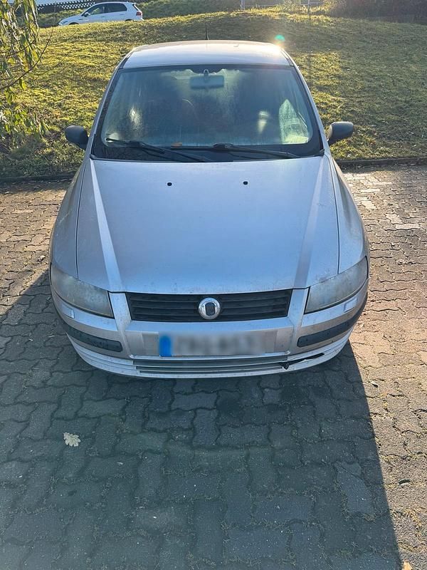 Grau Gebraucht 2003 Fiat Stilo Limousine | 800 € - Bild 1/4