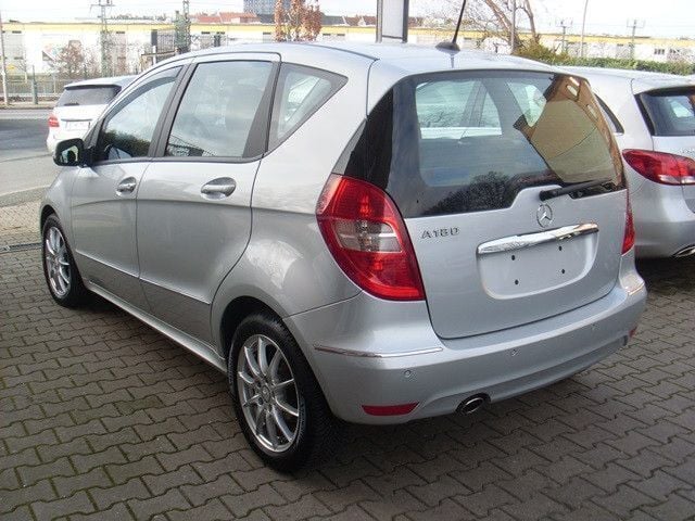Gebraucht Mercedes A180 Elegance 116 PS (85 kW) 2011 Silber Limousine