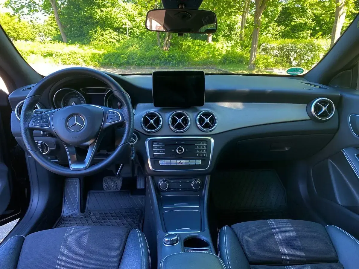 Gebraucht Mercedes CLA180 122 PS (89 kW) 2016 Schwarz Limousine
