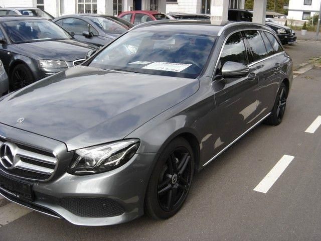Używany Mercedes E220 194 KM (142 kW) 2017 Szary Sedan/Limuzyna