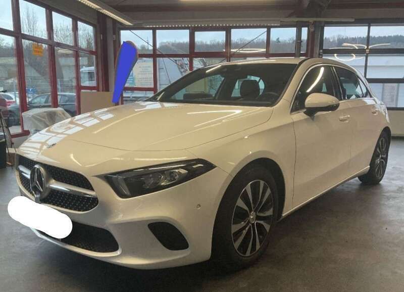 Weiß Gebraucht 2021 Mercedes A250 Limousine | 24.600 € (Superpreis) - Bild 1/4