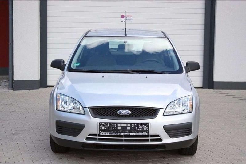 Gebraucht Ford Focus Trend 101 PS (74 kW) 2006 Silber Limousine