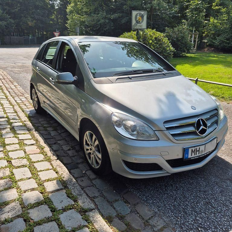 Silber Gebraucht 2010 Mercedes B200 Van / Kleinbus | 5.000 € (Fairer Preis) - Bild 1/4