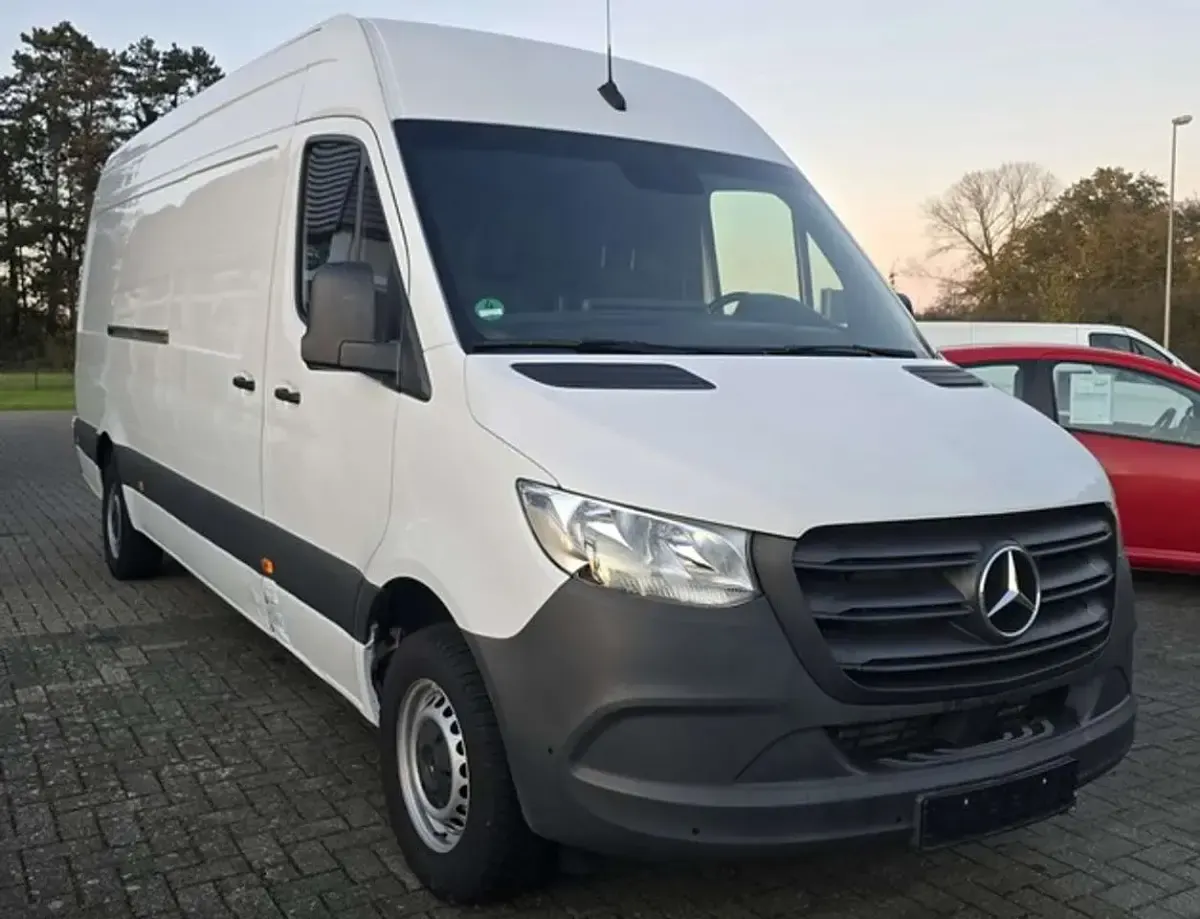 Używany Mercedes Sprinter 170 KM (125 kW) 2023 Biały Van