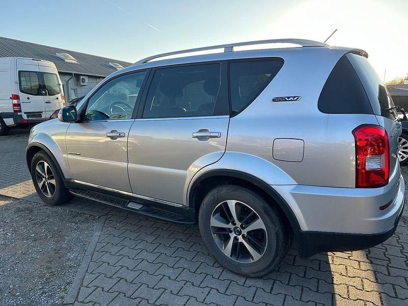 Silber Gebraucht 2016 Ssangyong (KGM) Rexton Sapphire SUV | 9.500 € - Bild 1/4
