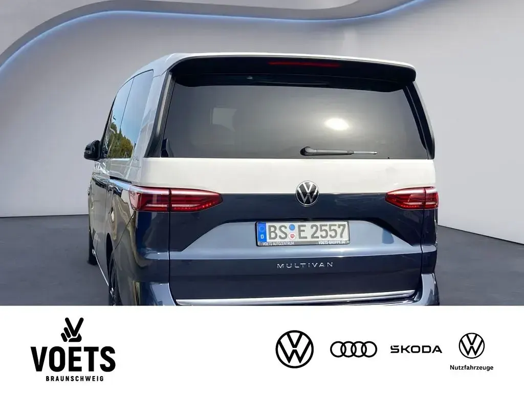 Gebraucht VW Multivan Life 150 PS (110 kW) 2025 Blau Van / Kleinbus