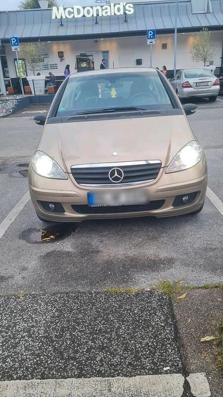 Gold Gebraucht 2009 Mercedes A160 Limousine | 700 € - Bild 1/4