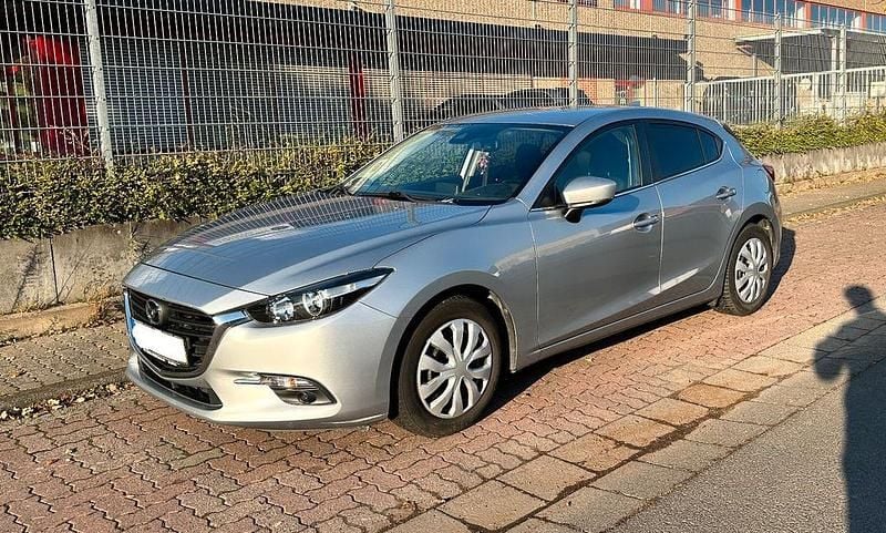 Silber Gebraucht 2017 Mazda 3 Center-Line Limousine | 9.990 € (Guter Preis) - Bild 1/4