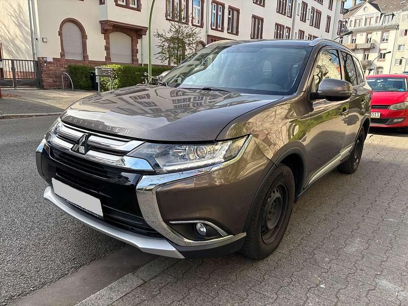 Braun Gebraucht 2016 Mitsubishi Outlander Plus SUV | 12.500 € (Fairer Preis) - Bild 1/4