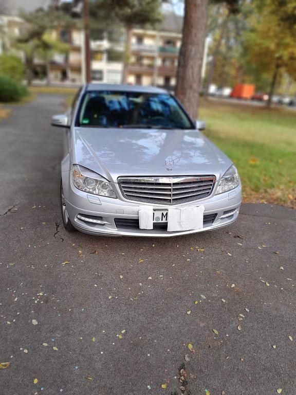 Grau Gebraucht 2010 Mercedes C350 Avantgarde Limousine | 9.500 € (Fairer Preis) - Bild 1/4
