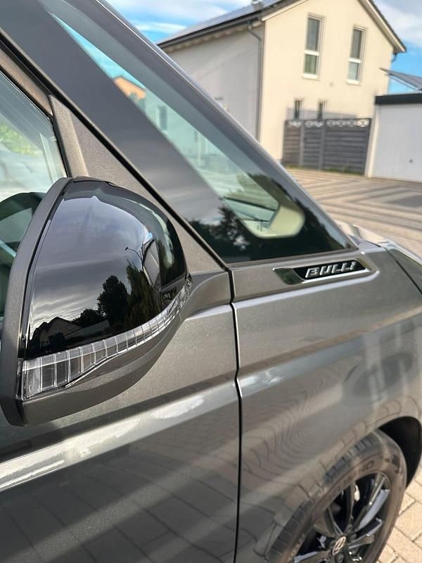 Gebraucht VW Multivan Edition 150 PS (110 kW) 2025 Grau Van