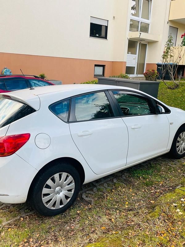 Gebraucht Opel Astra 101 PS (74 kW) 2013 Weiß Kombi