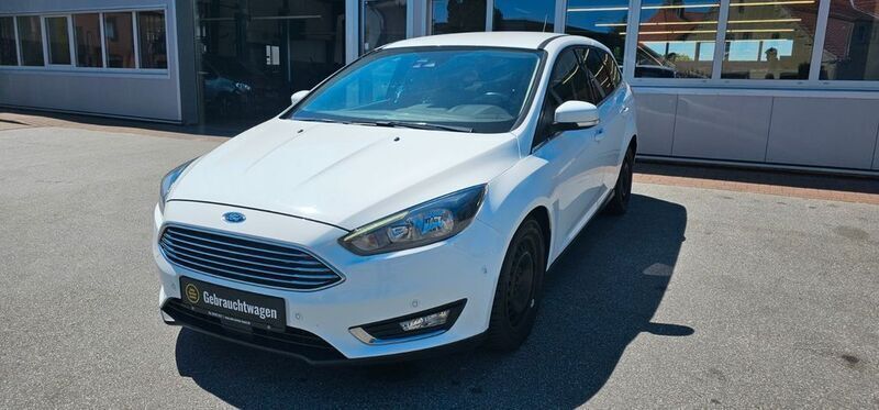Weiß Gebraucht 2017 Ford Focus Titanium Limousine | 8.490 € (Fairer Preis) - Bild 1/4