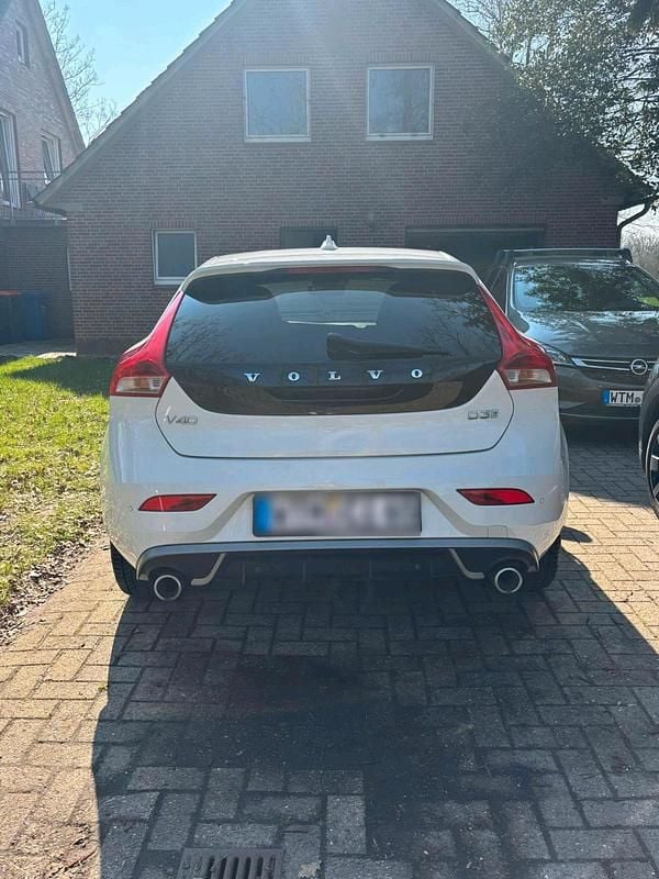 Gebraucht Volvo V40 R-Design 150 PS (110 kW) 2017 Weiß Limousine