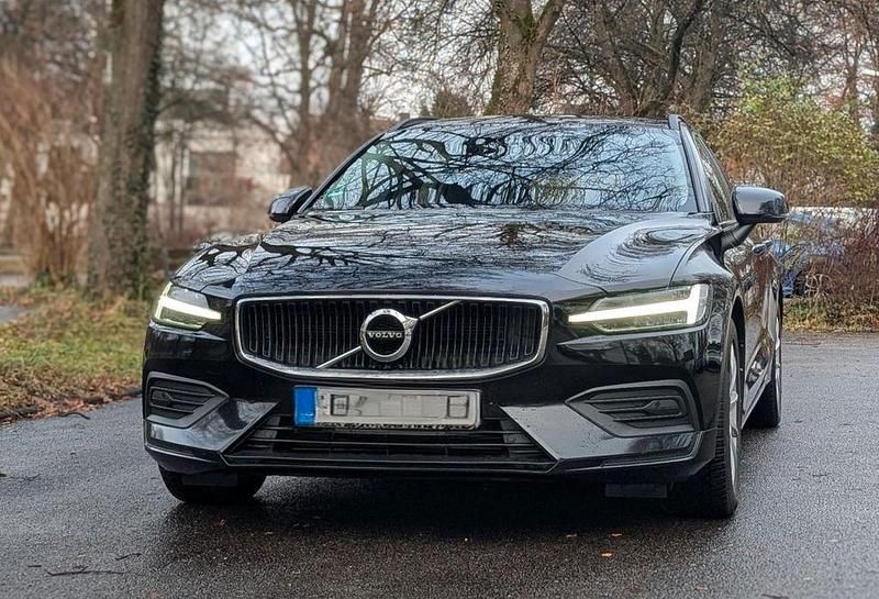 Schwarz Gebraucht 2018 Volvo V60 Momentum Kombi | 15.900 € (Etwas zu teuer) - Bild 1/4