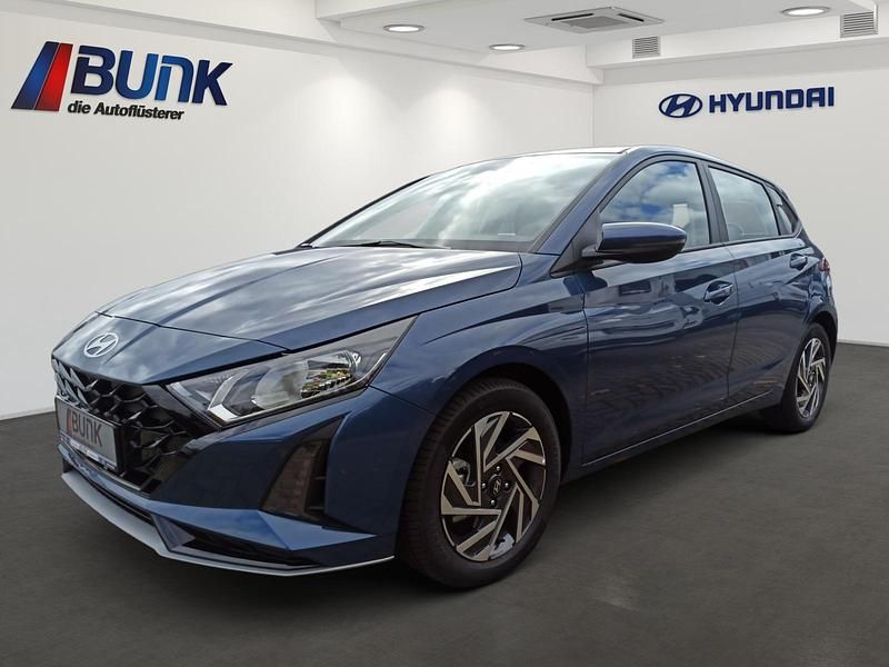 Vibrant blue Neu 2025 Hyundai i20 Comfort Limousine | 22.990 € (Etwas zu teuer) - Bild 1/4