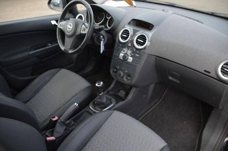 Gebraucht Opel Corsa Innovation 101 PS (74 kW) 2011 Saphirschwarz/black sapphire Kleinwagen