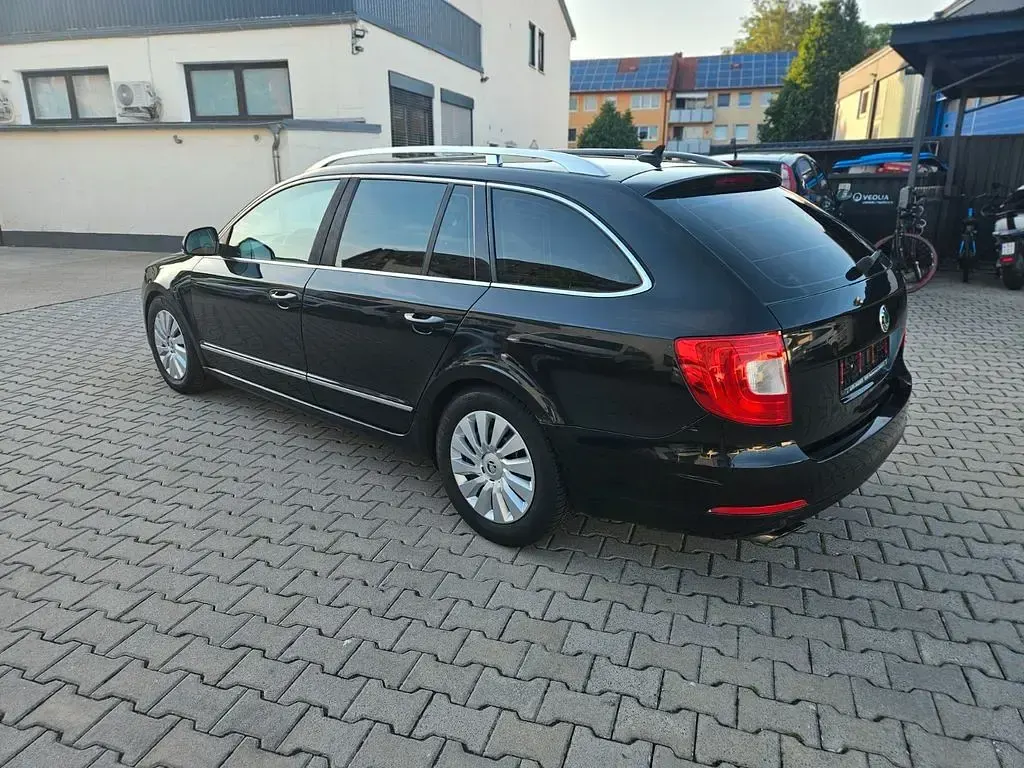 Gebraucht Skoda Superb Elegance 140 PS (102 kW) 2011 Schwarz Kombi
