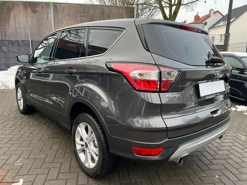Gebraucht Ford Kuga Titanium 182 PS (133 kW) 2017 Grau SUV