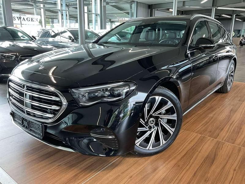 Obsidianschwarz metalliclack Gebraucht 2024 Mercedes E300 Premium Kombi | 61.799 € (Teuer) - Bild 1/4