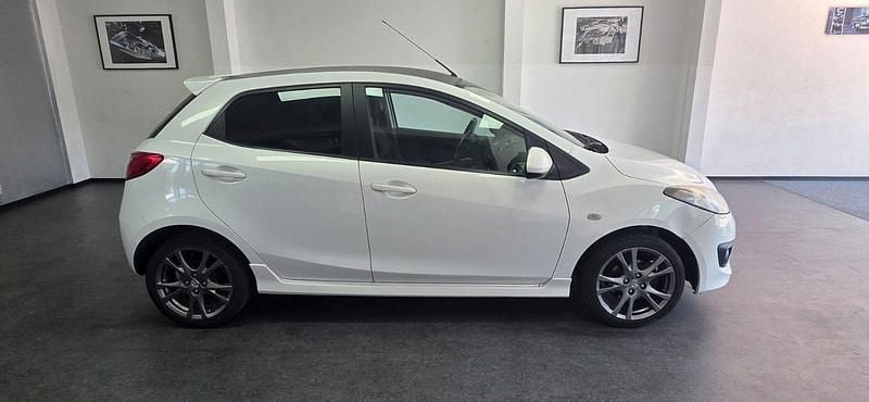 Weiß Gebraucht 2009 Mazda 2 Kleinwagen | 3.990 € (Fairer Preis) - Bild 1/4