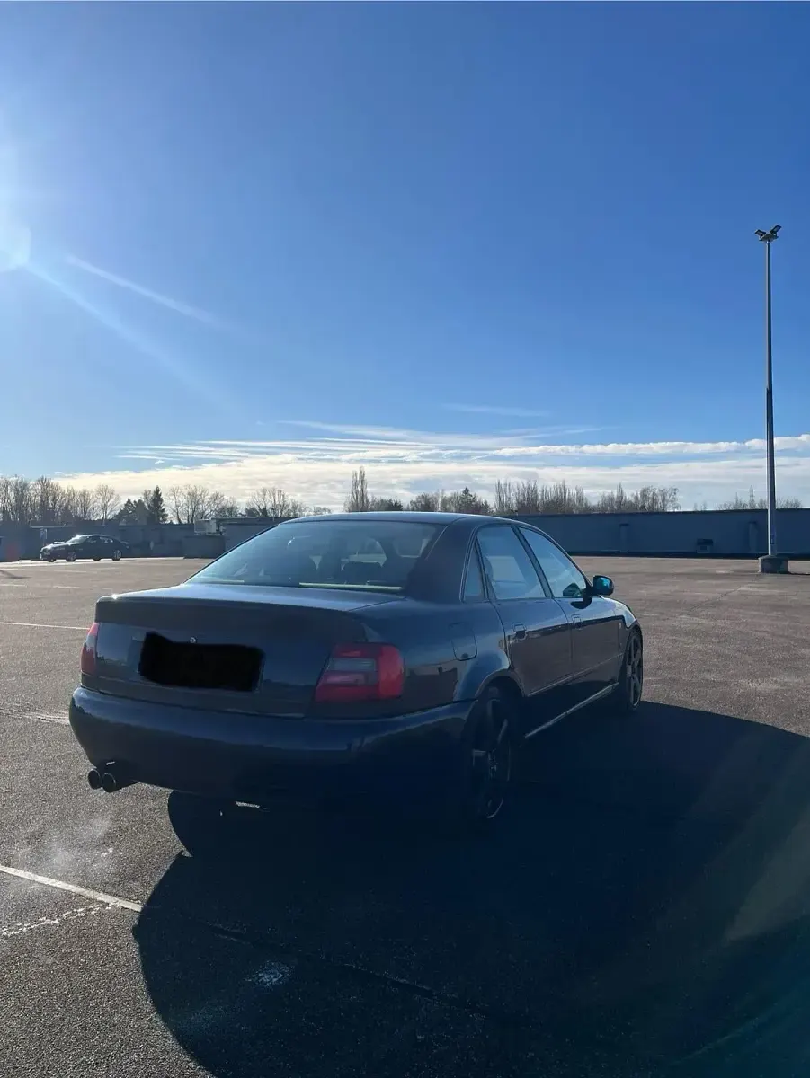 Używany Audi A4 110 KM (80 kW) 1996 Niebieski Sedan/Limuzyna