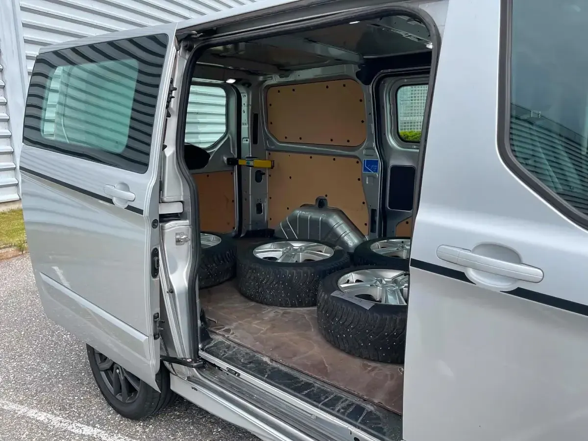 Gebraucht Ford Transit Sport 170 PS (125 kW) 2019 Silber Van / Kleinbus