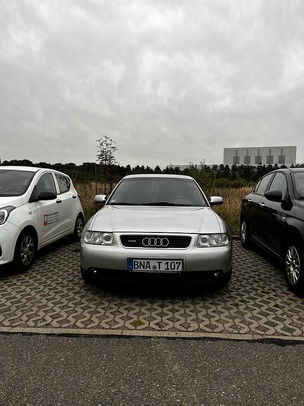 Grau Gebraucht 2003 Audi A3 Kleinwagen | 900 € (Superpreis) - Bild 1/4