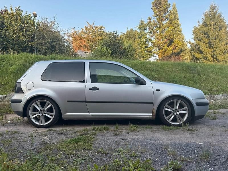 Silber Gebraucht 2002 VW Golf IV Limousine | 699 € (Superpreis) - Bild 1/4