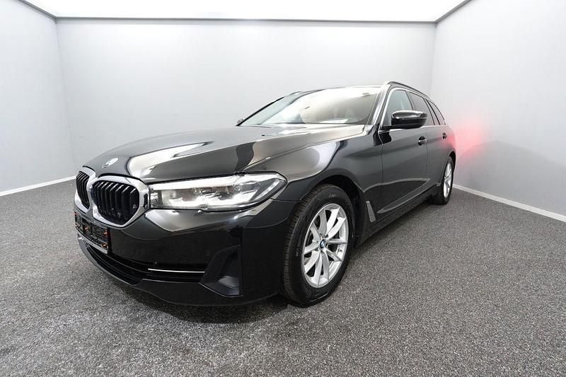 Schwarz Gebraucht 2023 BMW 520 Sport Line Kombi | 29.299 € (Superpreis) - Bild 1/4