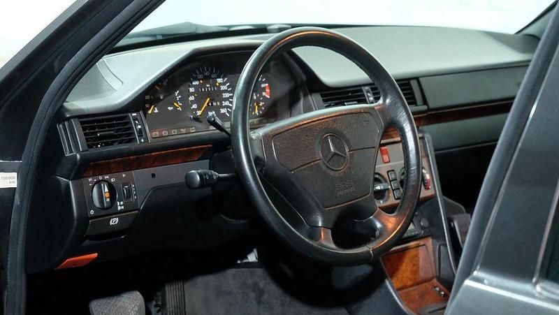 Gebraucht Mercedes E500 326 PS (239 kW) 1991 Schwarz Limousine
