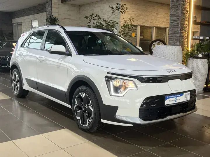 Weiß (ud) schneeweiss Gebraucht 2022 Kia e-Niro Edition 7 SUV | 25.800 € (Fairer Preis) - Bild 1/4