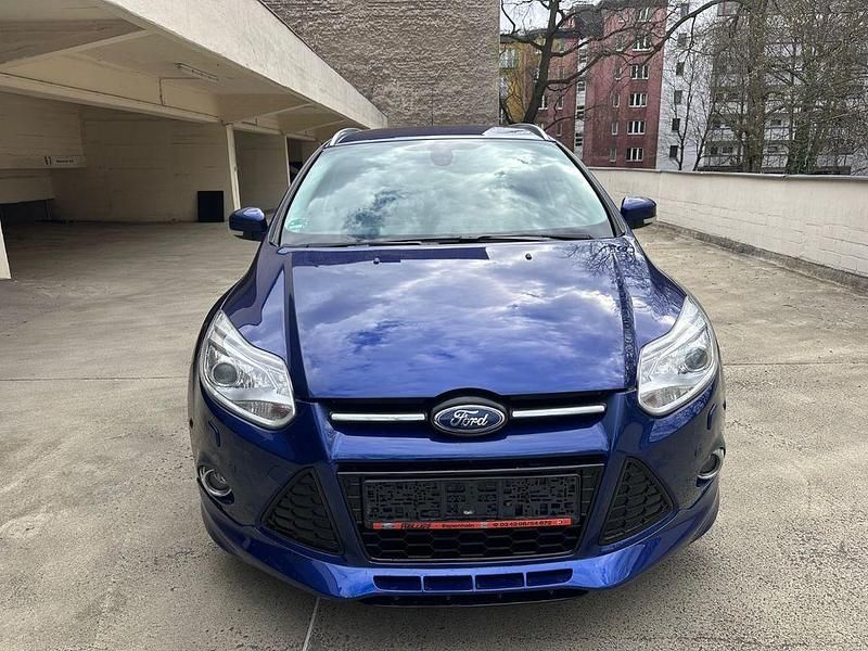 Gebraucht Ford Focus Individual 150 PS (110 kW) 2014 Blau Limousine