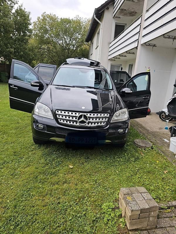 Schwarz Gebraucht 2006 Mercedes ML320 SUV | 8.200 € - Bild 1/4