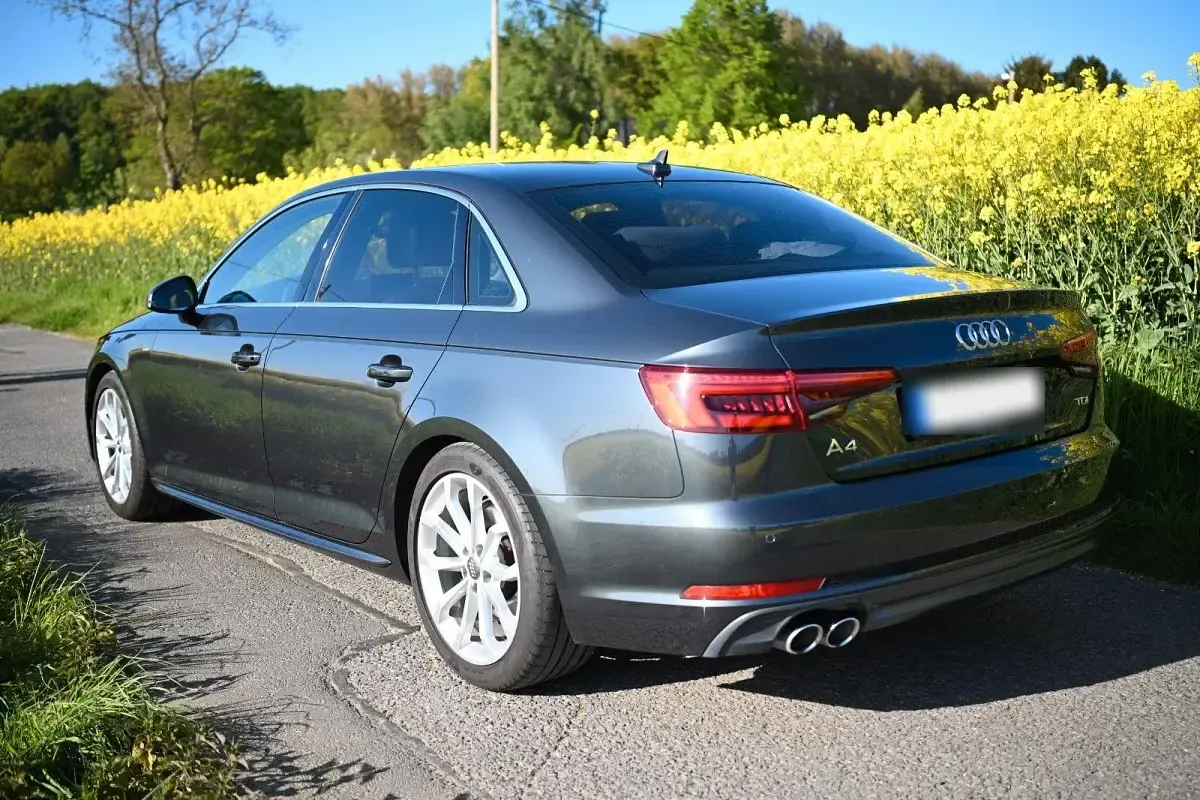 Używany Audi A4 S-Line 190 KM (139 kW) 2015 Szary Sedan/Limuzyna